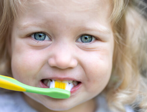 Dear Parents; Berikut Cara Sikat Gigi yang Benar Pada Bayi